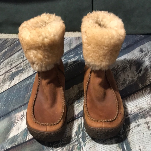 Shoes - 🐬 BORN Brown Leather Shearing Cuff Boots